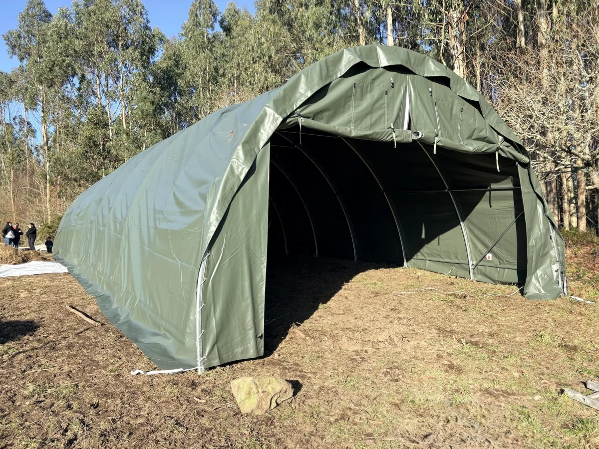 Carpa agrícola TentUp instalada en el campo