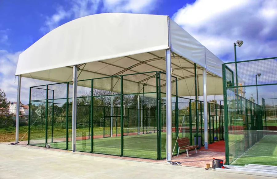 Carpa TentUp cubriendo una pista de pádel